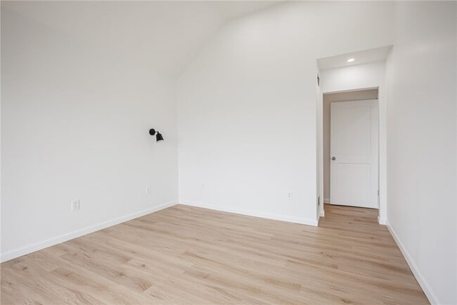 Building Photo - 200 Lakeshore Dr