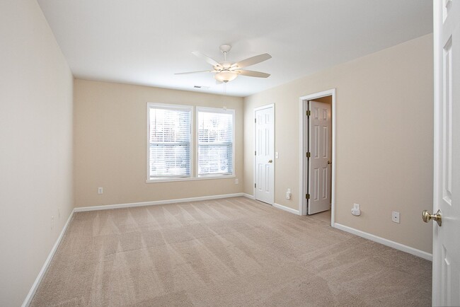 Building Photo - 3 bedroom home with large, fenced backyard convenient to RTP!