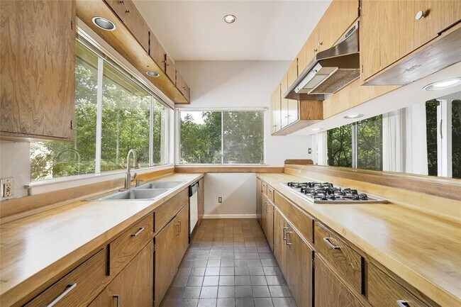 Building Photo - 6305 Shadow Valley Dr