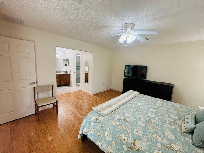 Building Photo - Furnished in gated 55+ golf community