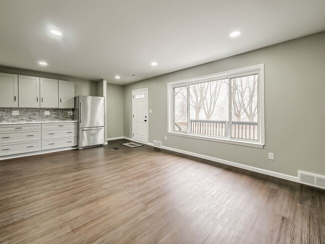 Building Photo - AVAILABLE NOW! Charming 3-Bed Home with Spacious Yard in Van Buren Township