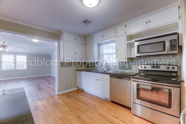 Building Photo - FOR LEASE | Tulsa | $1500 Rent | 3 Bed, 2 Bath Home