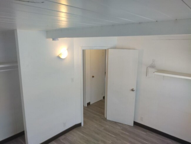 Building Photo - 11 E San Joaquin St