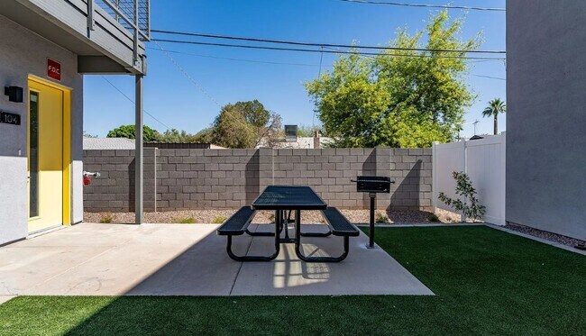 Building Photo - 2950 N 29th Pl