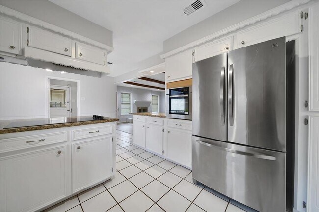 Building Photo - 1056 Martin St