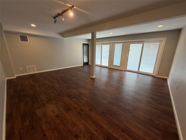 Building Photo - 102 E 5th St