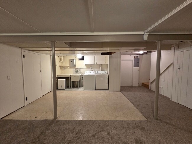 Building Photo - Beautiful 4 bedroom in Forest Hills