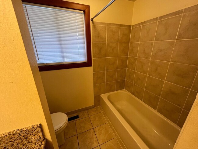 Building Photo - 2 Bed/1 Bath Duplex with Single Car Garage...