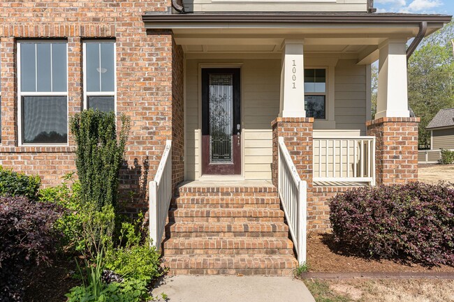 Building Photo - Gorgeous 5 Bedroom Home with First Floor I...