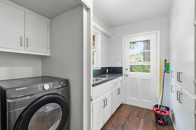 Building Photo - Midtown Tulsa | 3 Bed | 2 Bath | Recently Renovated