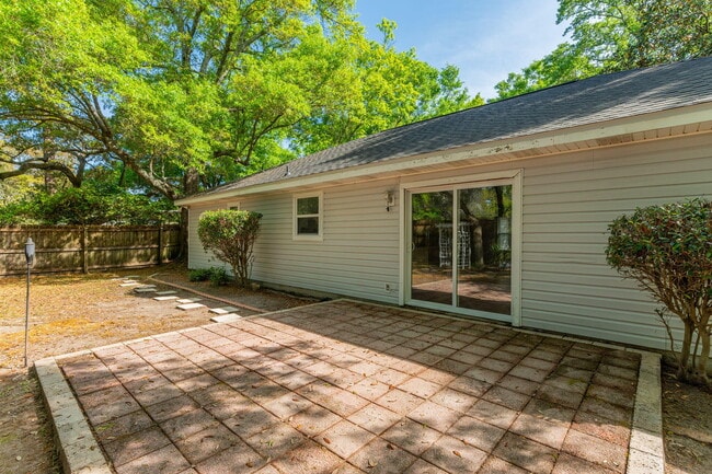 Building Photo - 49 Circle Dr