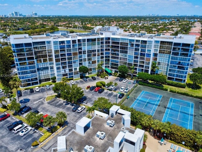 Building Photo - 1000 Parkview Dr