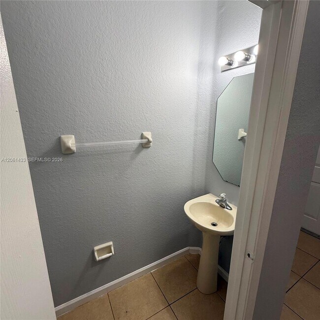 Building Photo - 8811 S Isles Cir