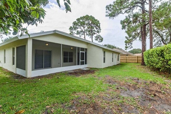 Building Photo - 915 Sunflower Ave