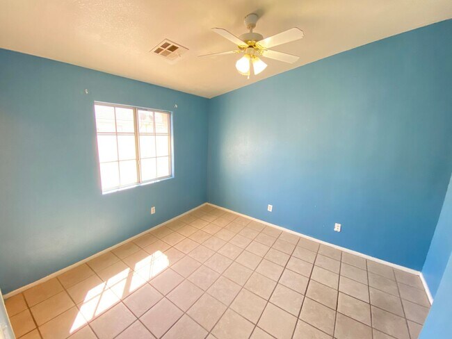 Building Photo - Charming 2 Bed/3Bath/2 Car Garage, Townhome nestled in this beautiful Summerlin North Gated Commu...