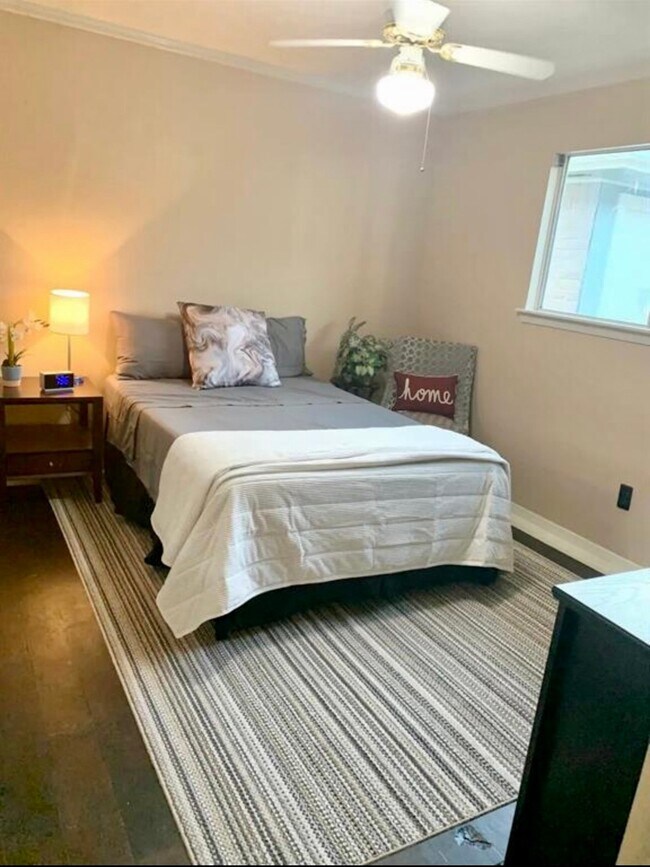 Building Photo - 2406 Strait Ln