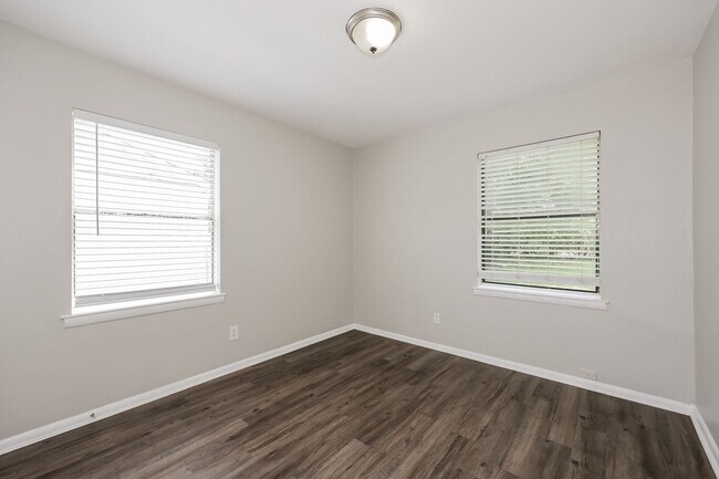 Building Photo - Coming Soon! 3 BR/1BA | Updated Single Family Home | 1-Car Garage | Shaded backyard!