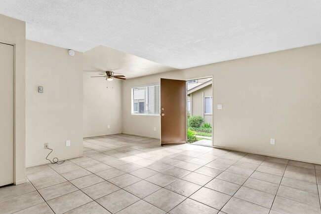 Building Photo - Great three bedroom/two bath single level corner townhome in UTC!