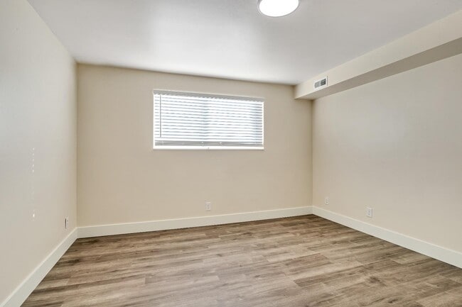 Building Photo - 817 W Heather Ln
