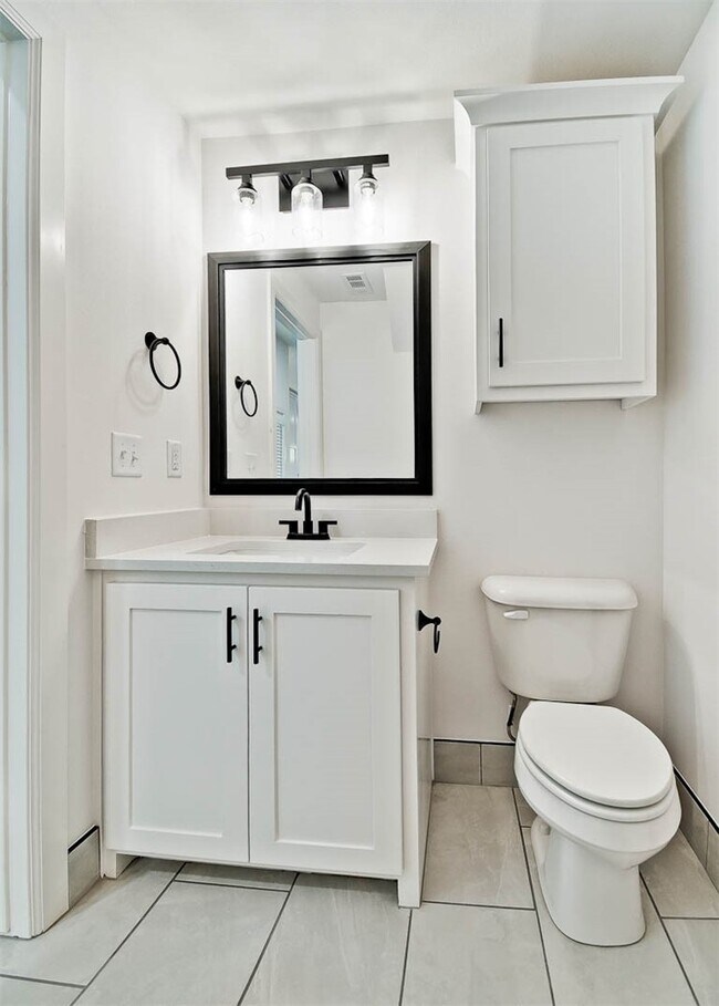 Building Photo - 502 W Persimmon St