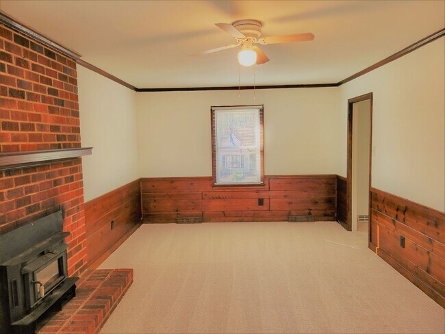 Building Photo - Well maintained large rancher on corner lo...