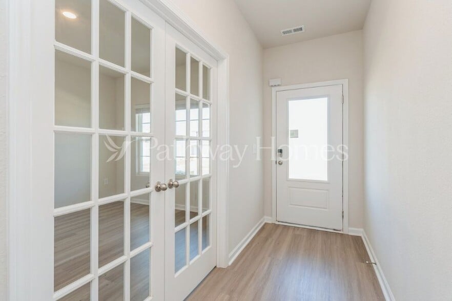 Building Photo - 102 N Sina St