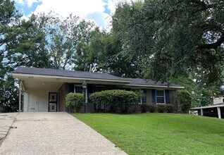 Building Photo - Sweet & Stylish 3 Bedroom 1.5 bath