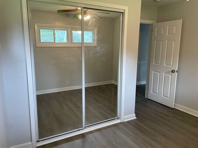 Building Photo - 3 BED, 2 BATH HOME LOCATED IN GREENSBORO