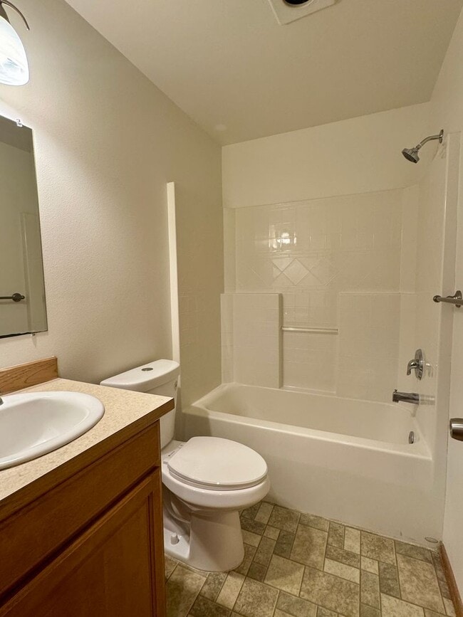 Building Photo - desirable Driftwood Keys daylight rambler...main floor primary suite