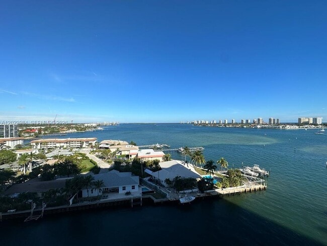 Building Photo - 2650 Lake Shore Dr