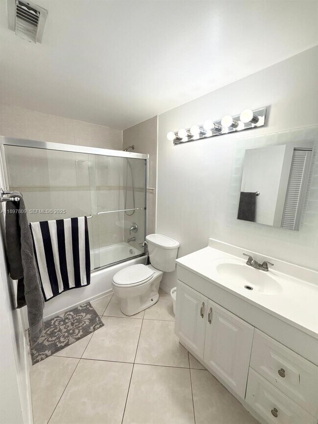 Building Photo - 19501 E Country Club Dr