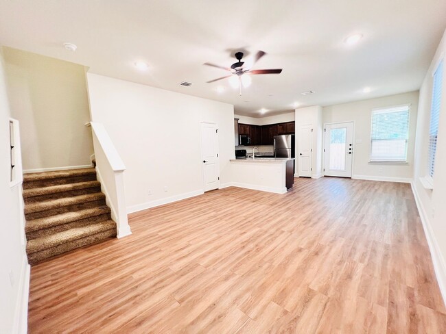 Building Photo - 10218 Lynwood Vlg