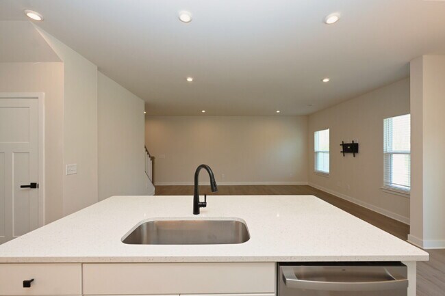 Building Photo - Updated Gallatin Townhome | 3BR + Garage, W/D Included