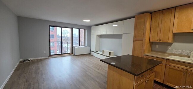 Building Photo - 3240 Netherland Ave