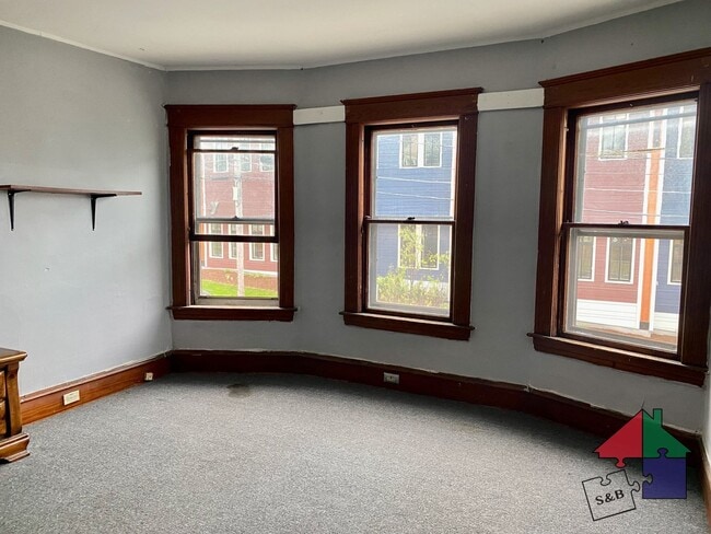 Building Photo - Spacious 8 Bedroom, 3 Bathroom Home for Re...
