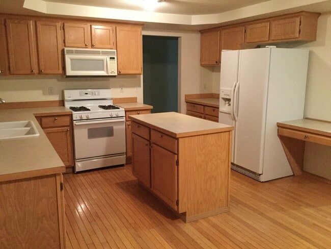 Building Photo - 2100 Square Foot  4 Bed Room Home Fenced Y...