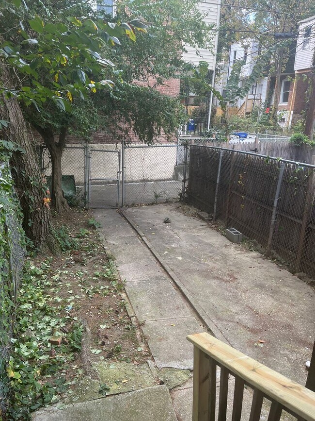 Building Photo - Spacious 3 bedroom 1.5 Bathroom Townhome