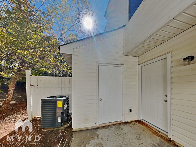 Building Photo - 5757 Strathmoor Manor Cir