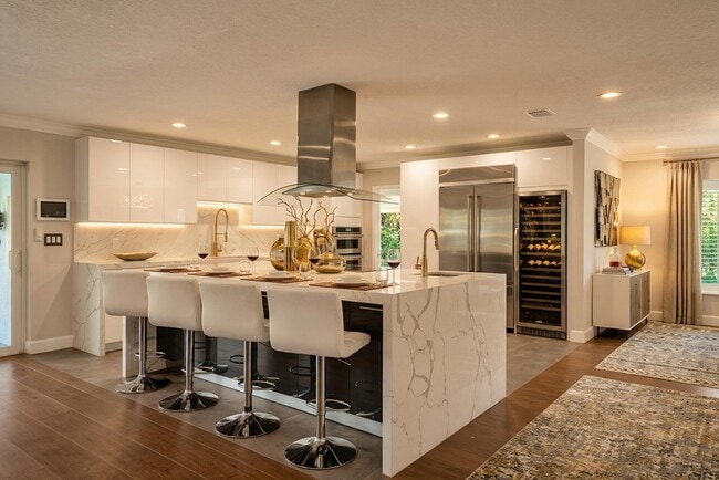 Building Photo - 5841 Bayview Dr