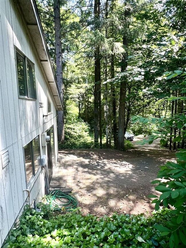 Building Photo - Relaxed 2-Bed, 1.5-Bath Home in a Quiet Gi...