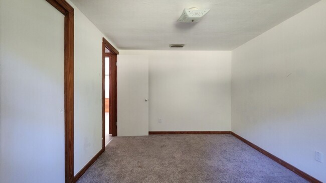 Building Photo - 3 Bedroom 1 Bathroom House