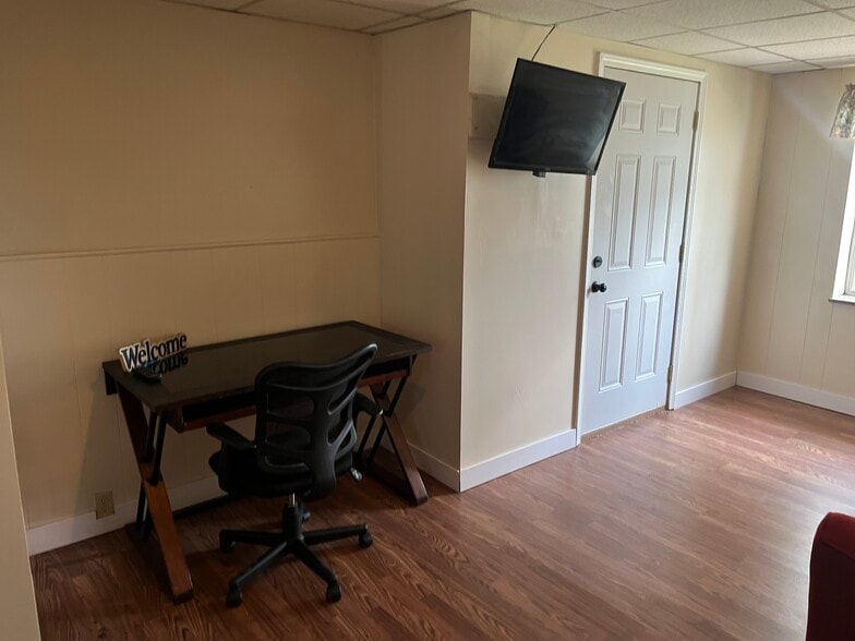 Living room also has small desk table. - 343 17th St