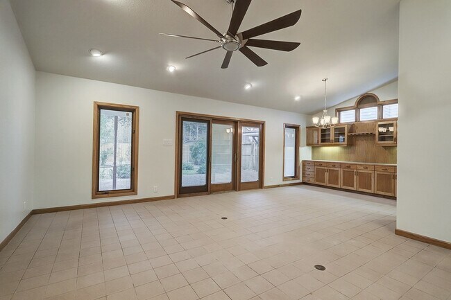 Building Photo - 1051 Gardenia Dr