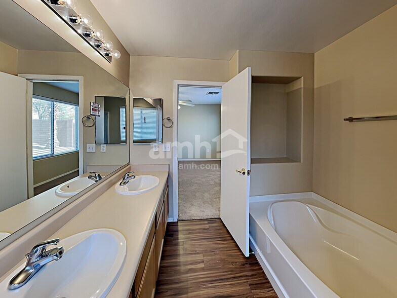 Building Photo - 11110 W Willow Field Dr