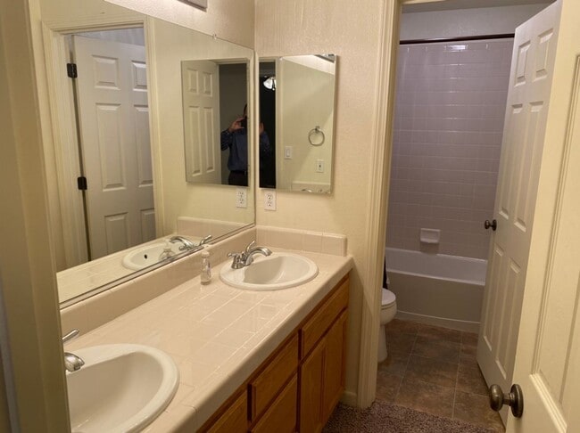 Building Photo - 4 bedroom single story in Manteca!