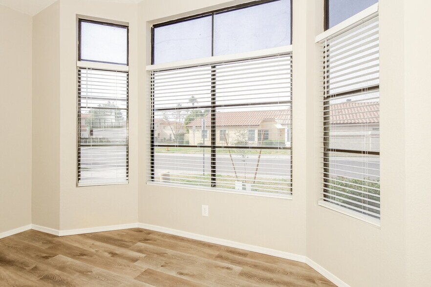 Building Photo - 10905 W Poinsettia Dr