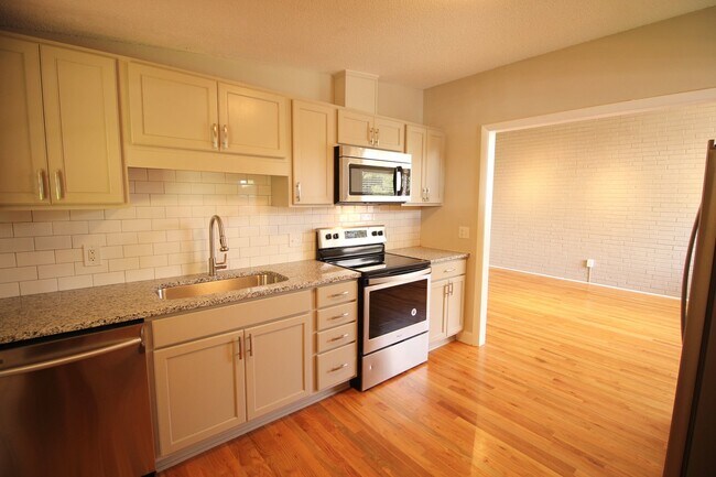 Building Photo - Beautiful 2 Bedroom, 1 Bath home is West Raleigh!  Pet Friendly