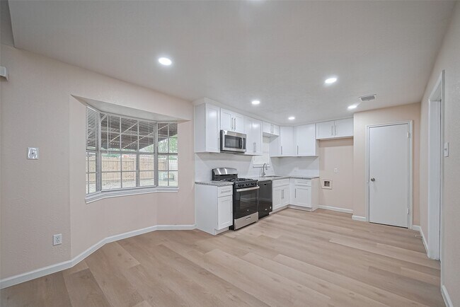 Building Photo - 1612 Sleepy Hollow Dr