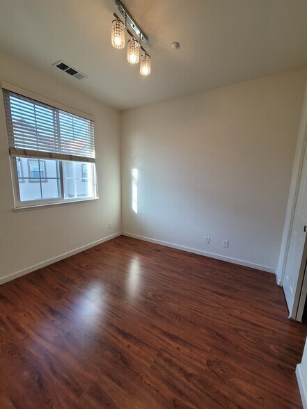 Building Photo - 1070 Tourmaline Ter