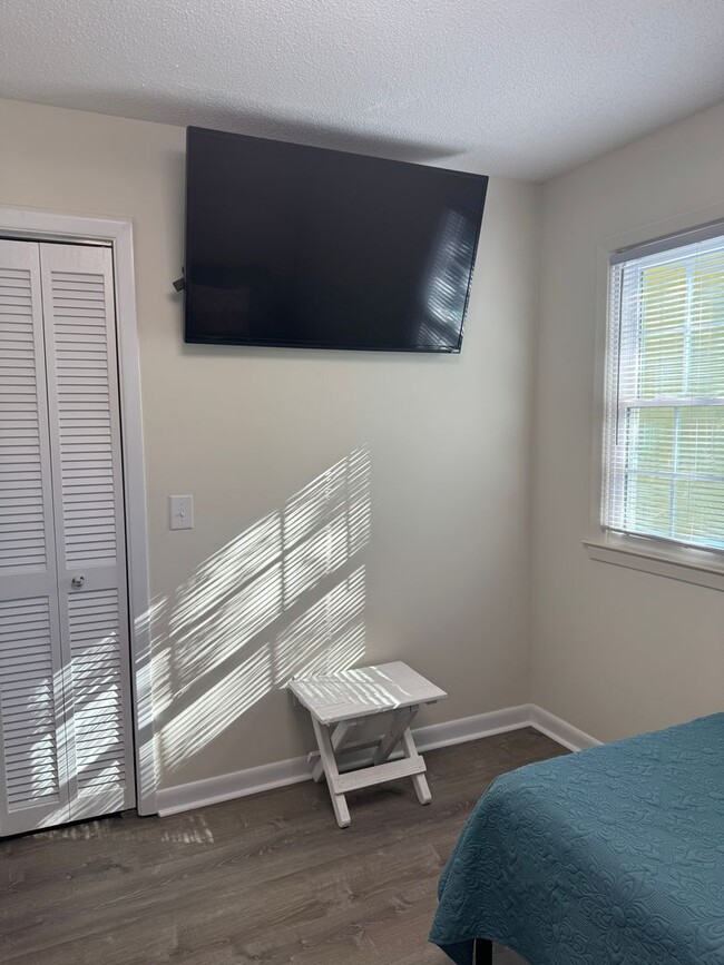 Building Photo - FULLY FURNISHED Wooded Oak Island area  3 Bed/1 Bath